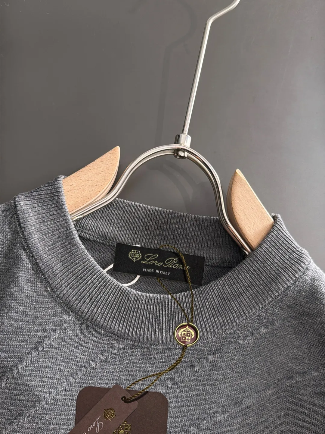 Next day shipment High Quality LP 2036 Summer New Arrival men's short-sleeved T-shirt Made of combed cotton yarn knitted cotton fabric, pure cotton high-weight special yarn, it feels full of weight when weighed, and the upper body is more textured than ordinary T-shirts. This texture can cope with the weather easily and is suitable for both hot and cold! The pattern on the chest adopts three-dimensional embroidery technology, and is perfectly produced stitch by stitch with reference to the original version! Loose fit design, looks noble. Size: M to XXXL
